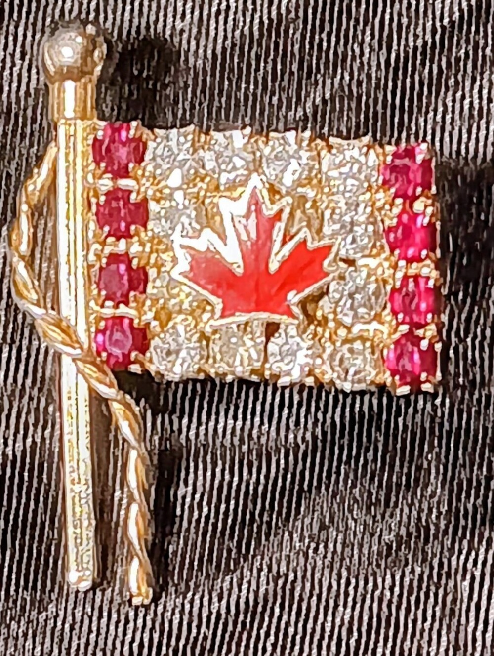 Vintage Gold Tone Canadian Flag Pin – Rhinestone & Red Enamel Maple Leaf Brooch